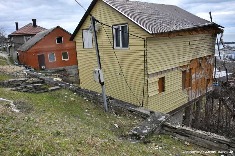 В Новороссийске пострадавшие от атаки ВСУ живут у соседей и восстанавливают свои дома