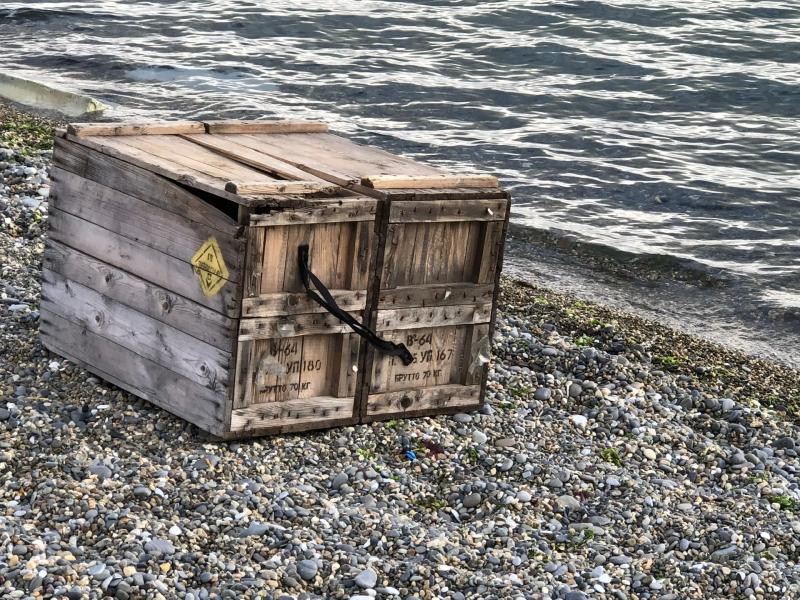В Новороссийске прибило ящик из контейнера с айфонами, который вынесло штормом на пляж Анапы