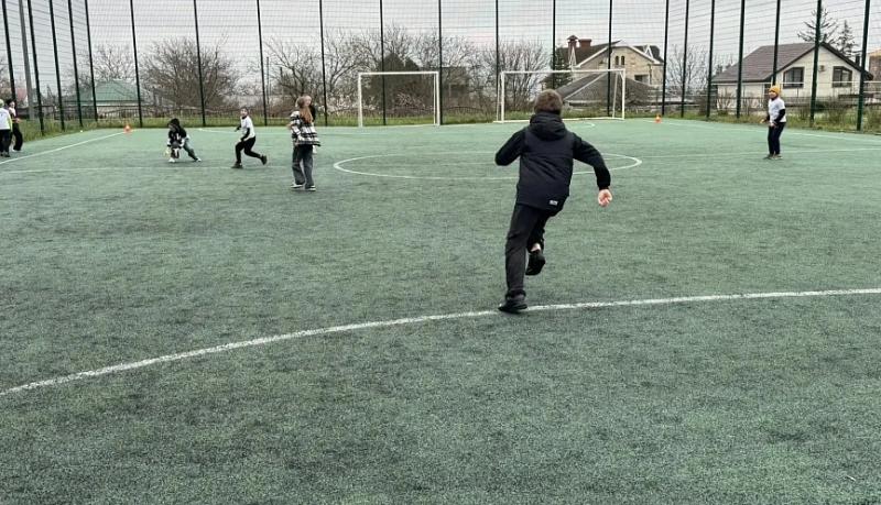 В Новороссийске школьники приняли участие в городских соревнованиях по мини-лапте