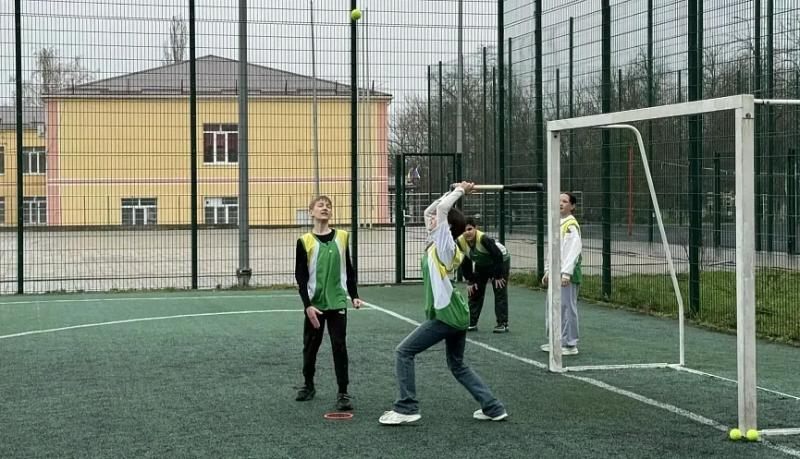 В Новороссийске школьники приняли участие в городских соревнованиях по мини-лапте