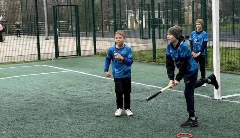 В Новороссийске школьники приняли участие в городских соревнованиях по мини-лапте