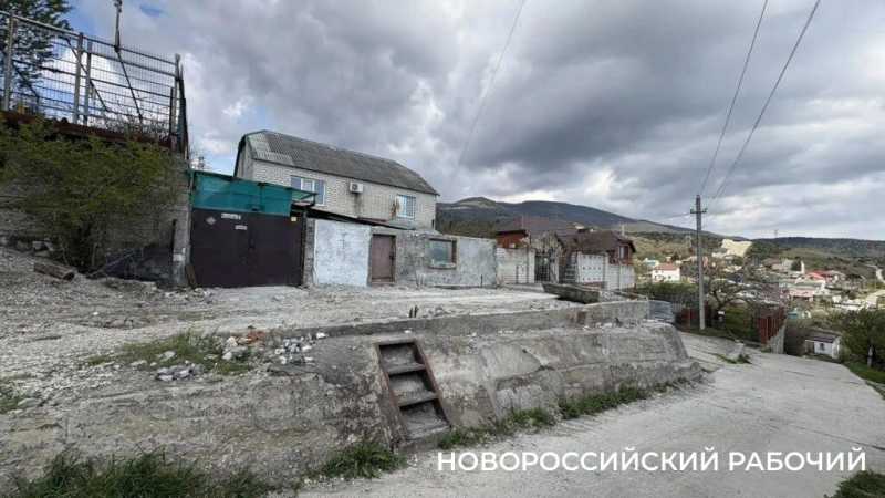 В Новороссийске снесли незаконный гараж и навес