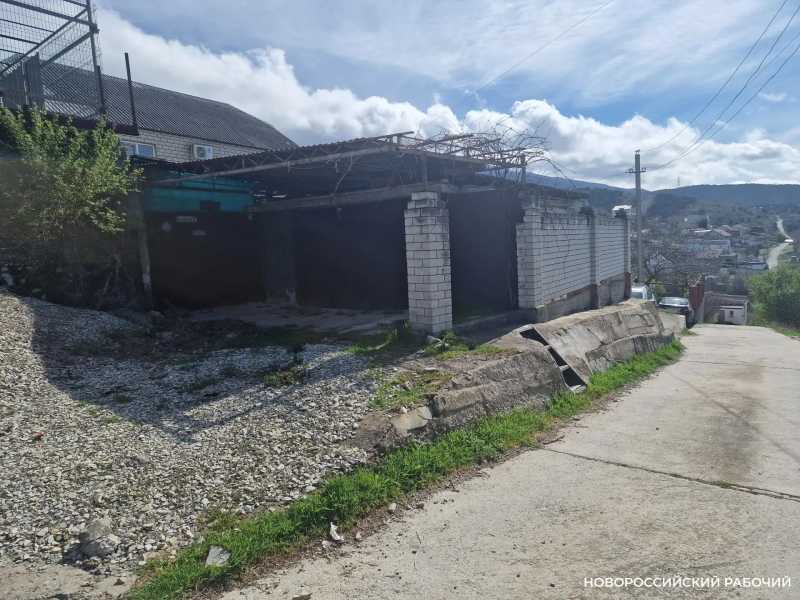 В Новороссийске снесли незаконный гараж и навес