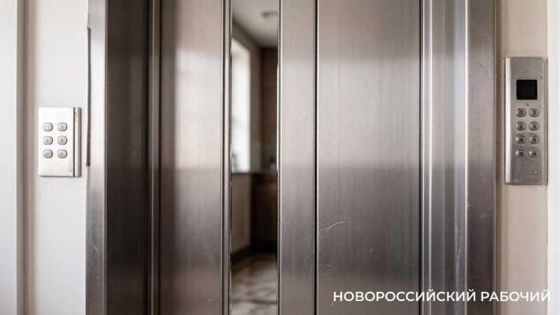 В Новороссийске в лифте заблокировало женщину с ребенком