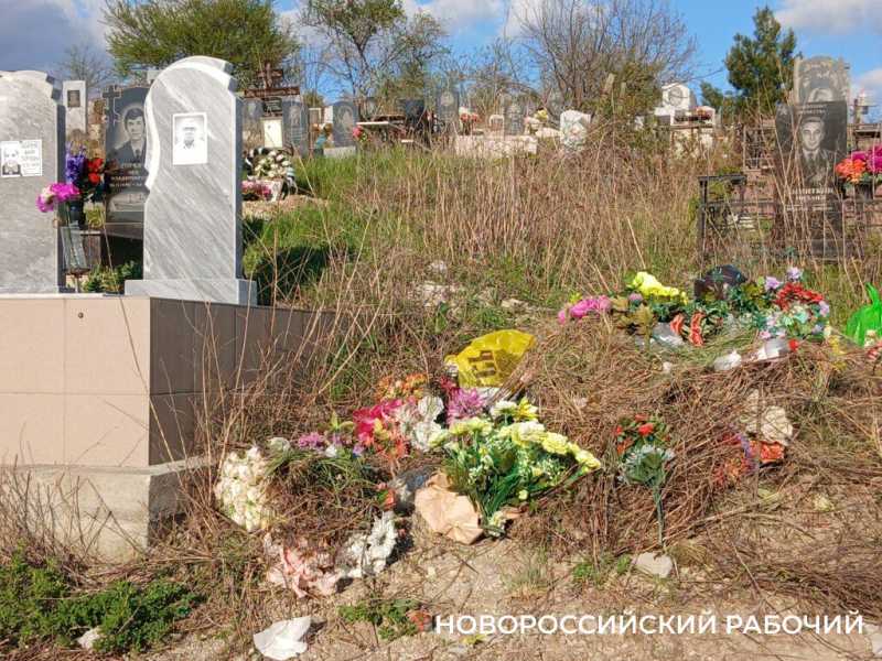 В Новороссийске заторы по дороге на кладбища стали меньше