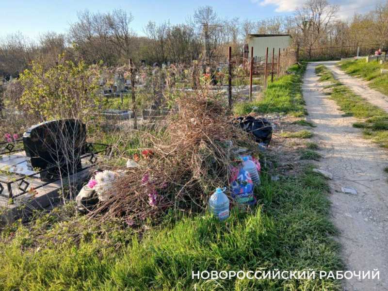 В Новороссийске заторы по дороге на кладбища стали меньше