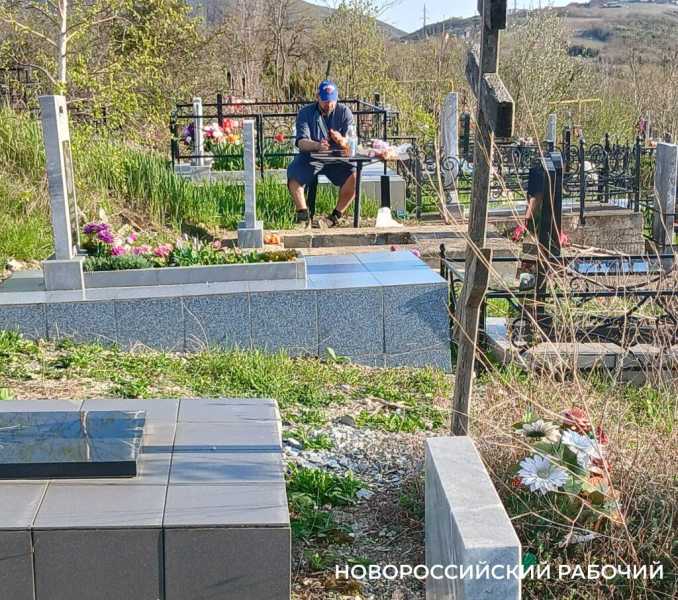 В Новороссийске заторы по дороге на кладбища стали меньше