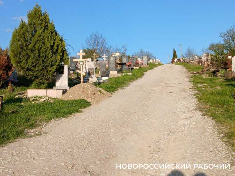 В Новороссийске заторы по дороге на кладбища стали меньше