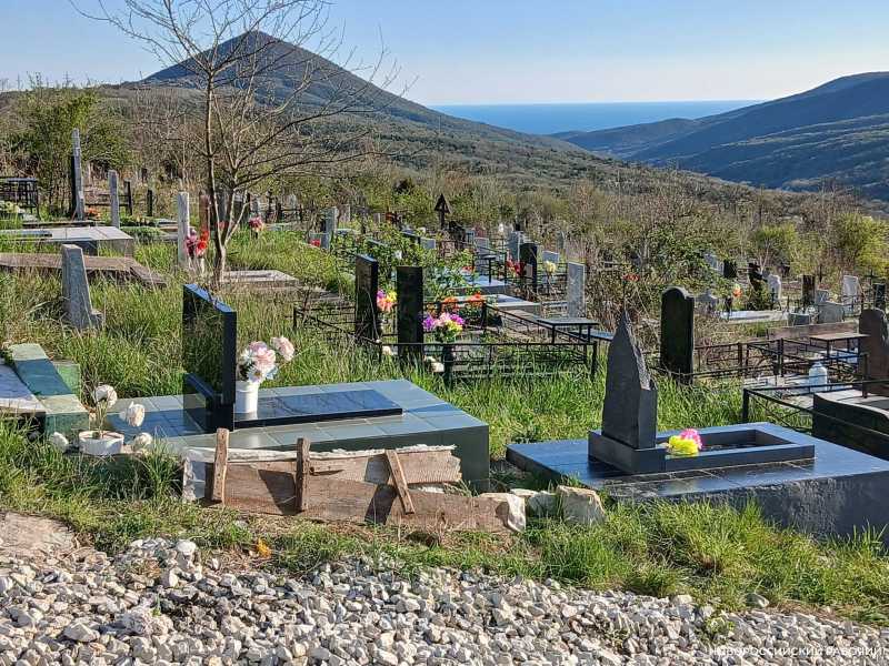 В Новороссийске заторы по дороге на кладбища стали меньше