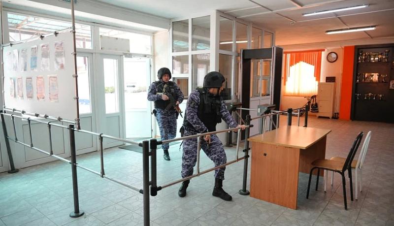 В образовательных организациях Новороссийска отработали алгоритмы действий при возникновении ЧС