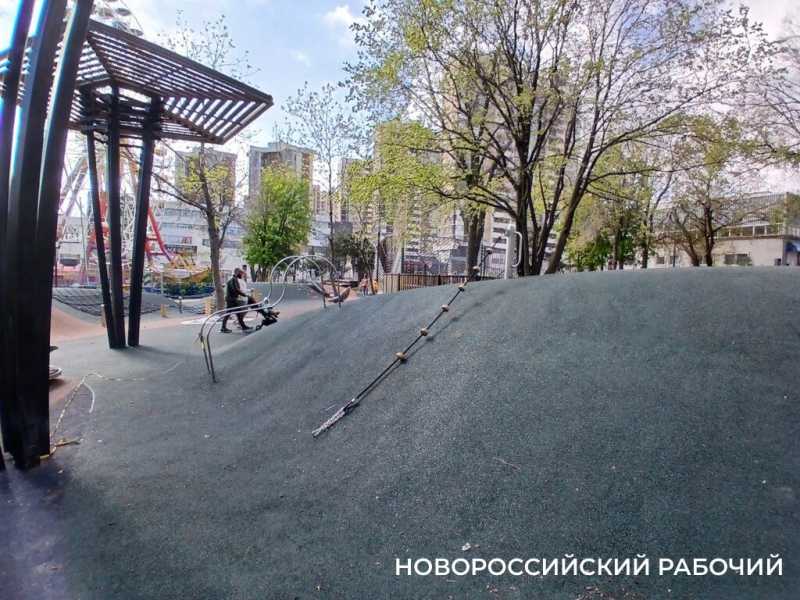В парке Новороссийска восстанавливают искусственные холмы