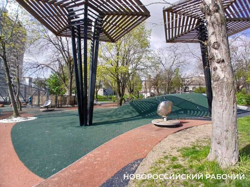 В парке Новороссийска восстанавливают искусственные холмы
