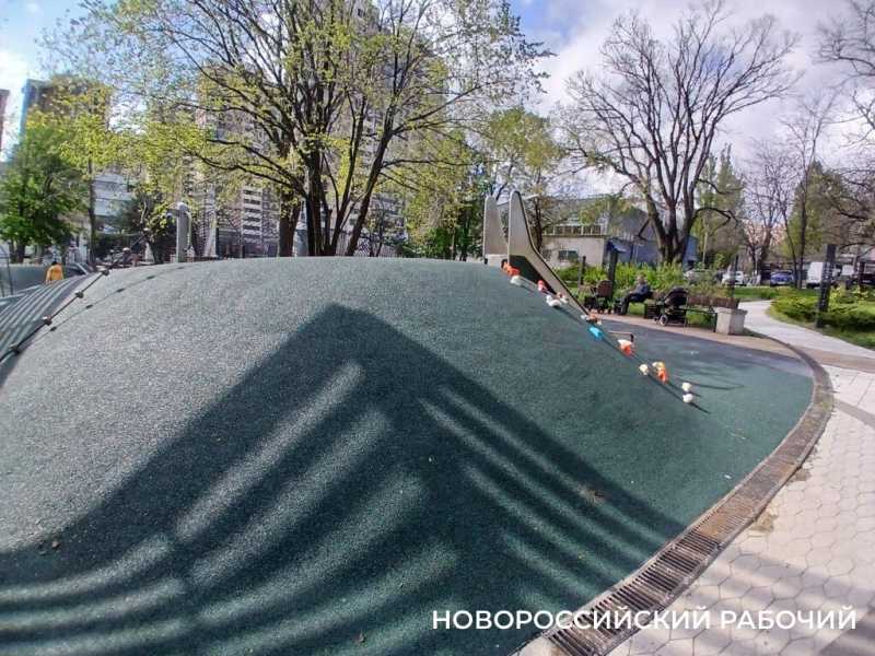В парке Новороссийска восстанавливают искусственные холмы