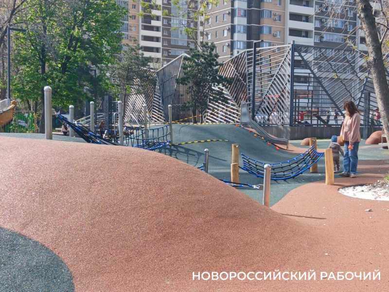 В парке Новороссийска восстанавливают искусственные холмы