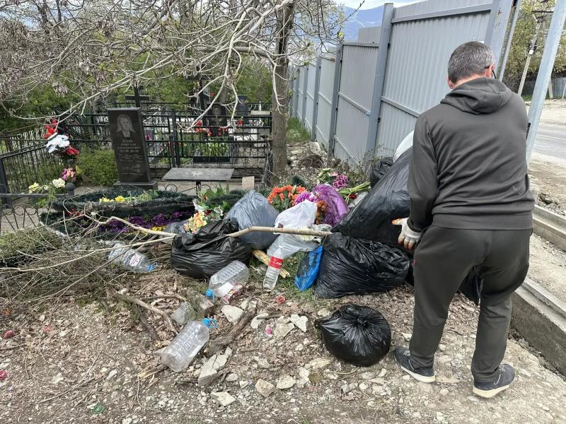 В преддверии Радоницы кладбища Новороссийска привели в порядок