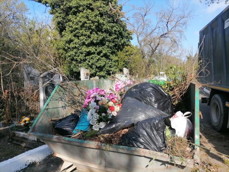 В преддверии Радоницы кладбища Новороссийска привели в порядок