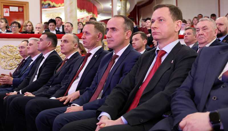 Вениамин Кондратьев наградил работников органов местного самоуправления