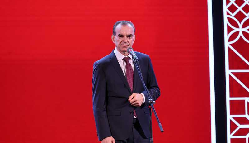 Вениамин Кондратьев наградил работников органов местного самоуправления