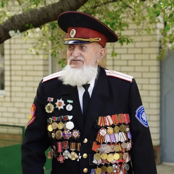 Вениамин Кондратьев поздравил со 101-летием ветерана Великой Отечественной войны из Приморско-Ахтарска
