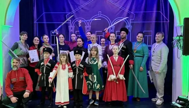 Виртуозы ансамбля сценической фланкировки &laquo;Дуся да Маруся&raquo; из Новороссийска стали призерами регионального турнира &laquo;Клинок Красной горки&raquo;