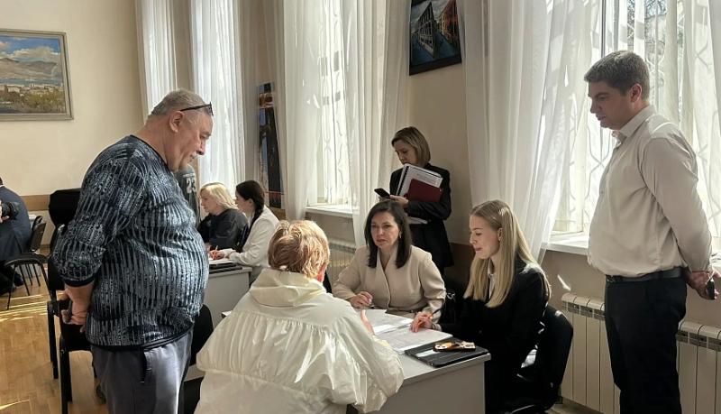 За первый час работы расширенного приема граждан рассмотрено порядка 40 обращений новороссийцев