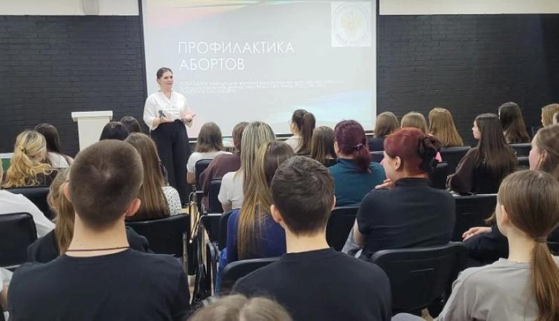 Женское здоровье без мифов и рисков: врач НКЦ ФМБА России провела тематическую встречу в Молодежном центре Новороссийска