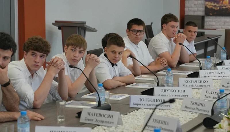 Андрей Кравченко встретился с победителями Международного турнира по самбо и Международных спортивных игр детей Городов-Героев