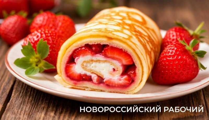 Блинный рулет с творогом и клубникой