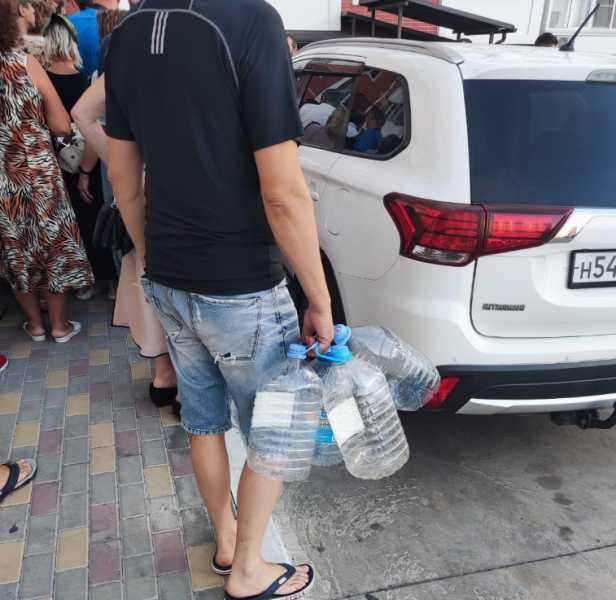 Две коммунальных аварии в Новороссийске: жители без воды и электричества