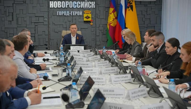 На очередном планерном совещании в администрации Новороссийска обсудили регулирование парковок большегрузов и другие актуальные вопросы