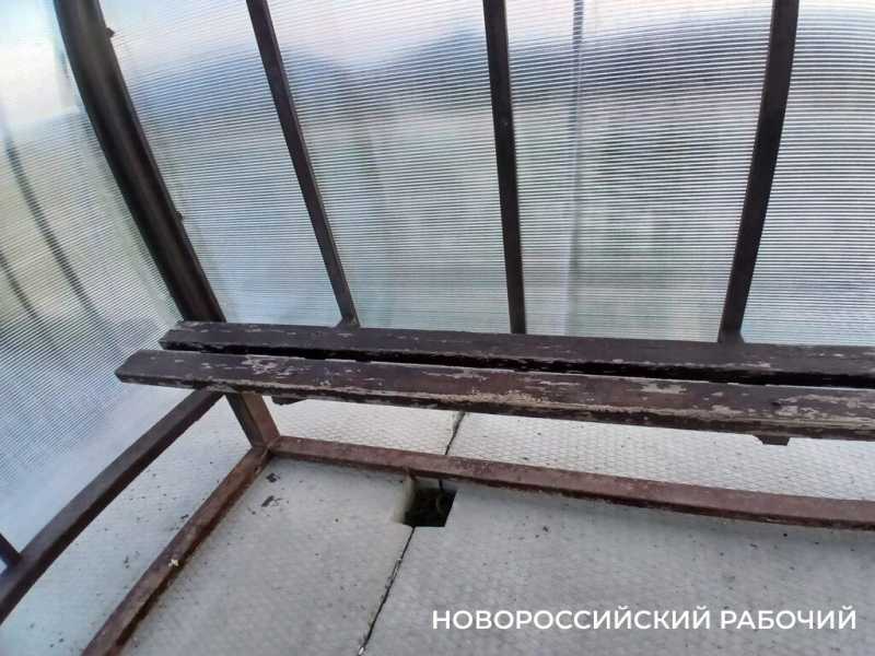 На остановке в Новороссийске появился навес, но осталась ободранная лавочка