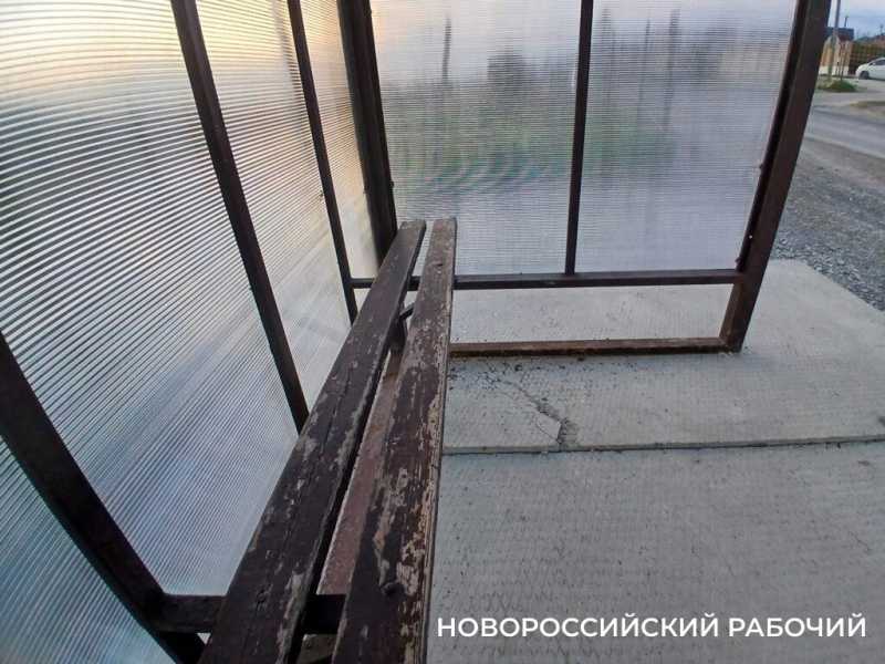 На остановке в Новороссийске появился навес, но осталась ободранная лавочка