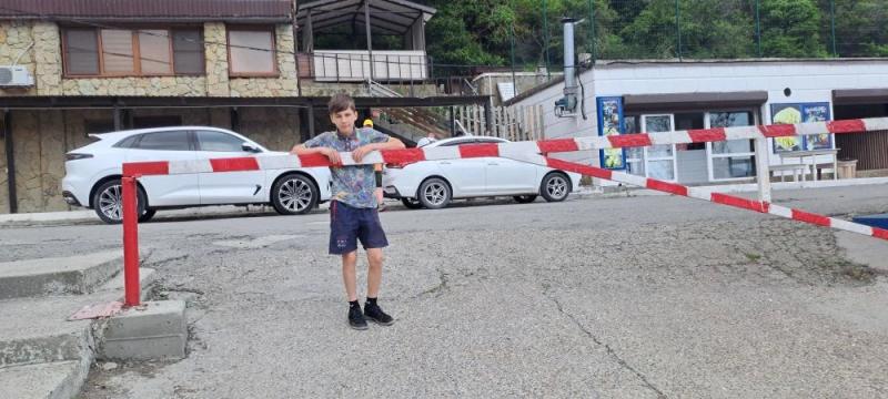 На пригородных пляжах Новороссийска готовы шатры и навесы, но не хватает тепла