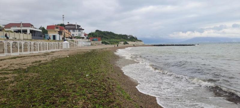 На пригородных пляжах Новороссийска готовы шатры и навесы, но не хватает тепла