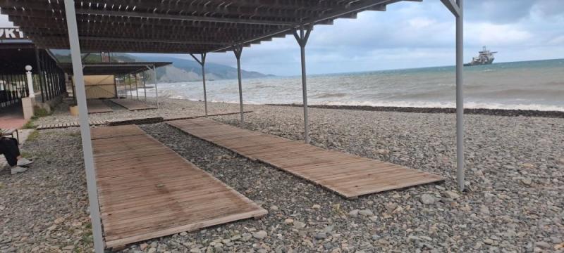 На пригородных пляжах Новороссийска готовы шатры и навесы, но не хватает тепла