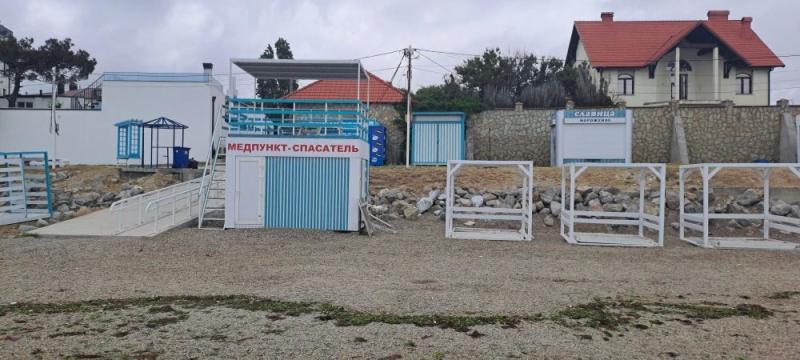 На пригородных пляжах Новороссийска готовы шатры и навесы, но не хватает тепла