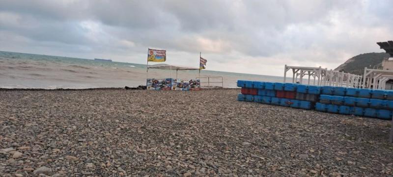 На пригородных пляжах Новороссийска готовы шатры и навесы, но не хватает тепла