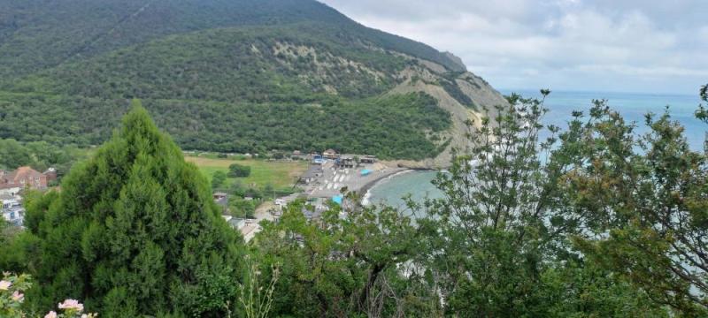 На пригородных пляжах Новороссийска готовы шатры и навесы, но не хватает тепла
