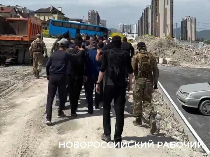 На стройплощадке в Новороссийске незаконно работали 12 иностранцев
