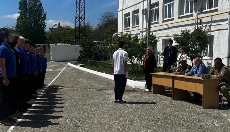 Накануне Дня Победы в Новороссийском профессиональном техникуме прошел строевой смотр