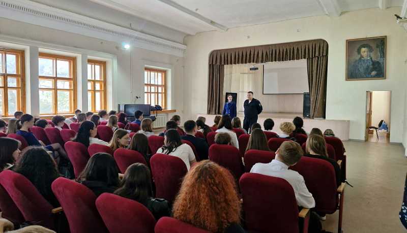 &laquo;Не поддавайтесь на сомнительные предложения!&raquo; - правоохранители Новороссийска рассказали старшеклассникам о кибербезопасности 