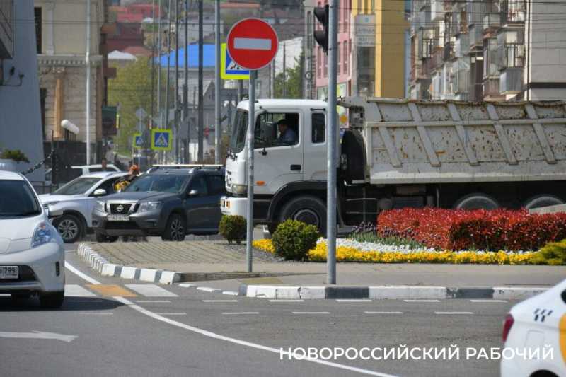 Новороссийцы маются в пробках из-за дорожных ремонтов