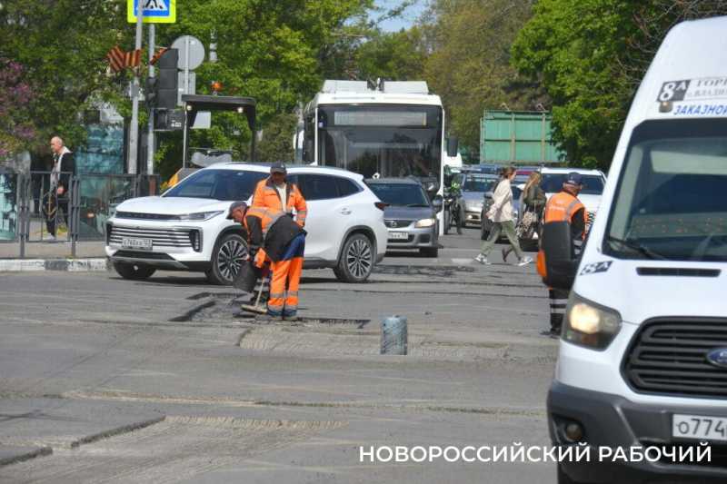 Новороссийцы маются в пробках из-за дорожных ремонтов