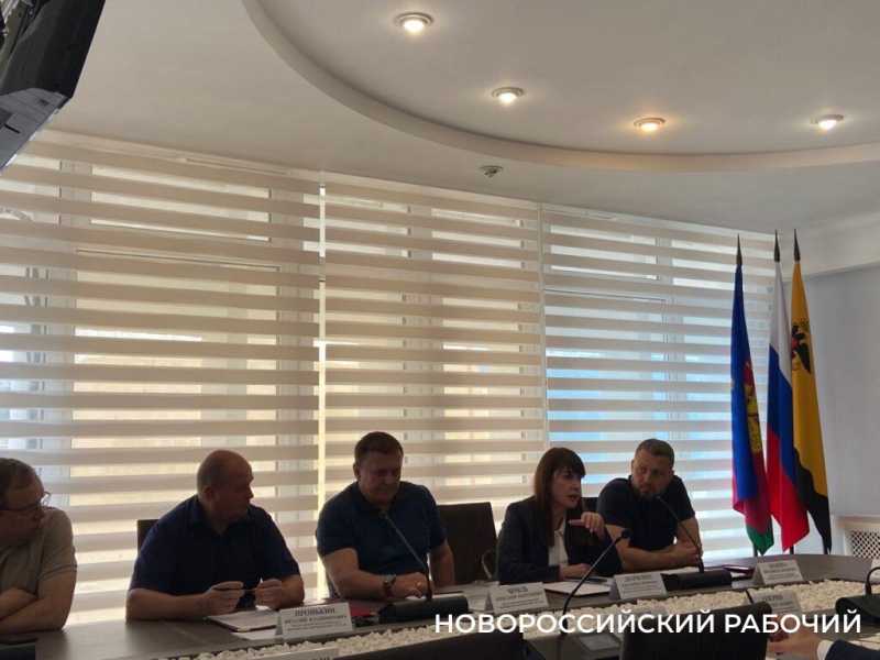 Новороссийские депутаты разбирались с запахом нефти, на который жалуется весь город