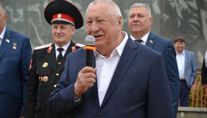 По давней доброй традиции последний звонок в Новороссийском казачьем кадетском корпусе был дан верхом на белом коне