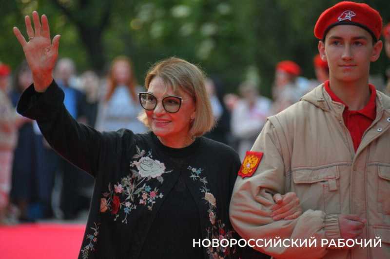 Скромнее надо быть&hellip; Новороссийск оценил во что одеты гости кинофестиваля &laquo;Малая Земля-2026&raquo;