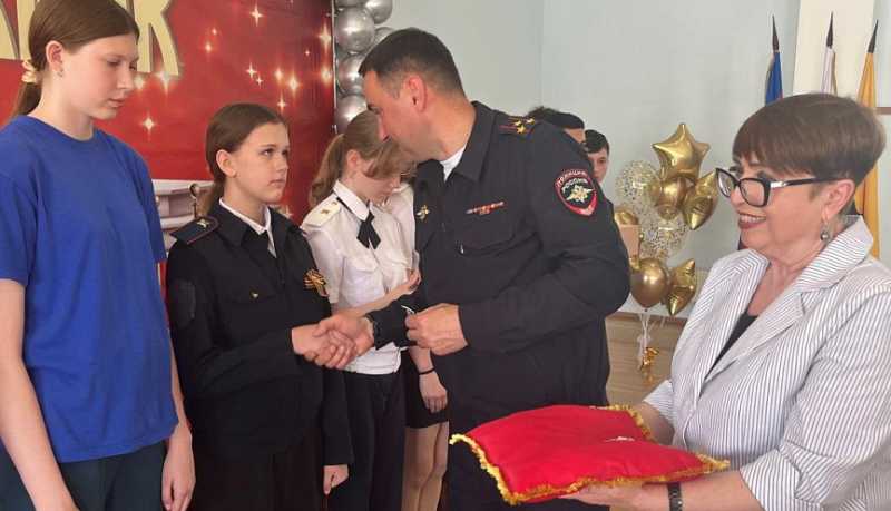Сотрудники новороссийской полиции приняли участие в награждении учеников профильных классов и представителей Общественного совета