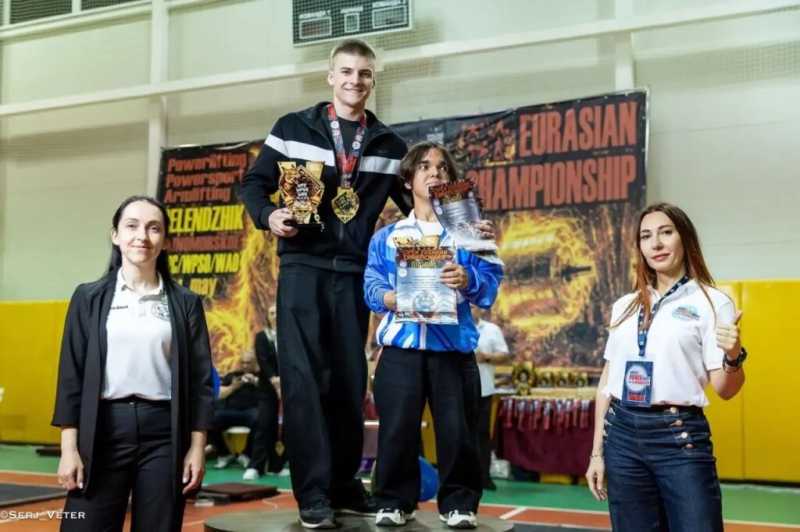 Три рекорда и победа! Особенный новороссиец покорил чемпионат Евразии