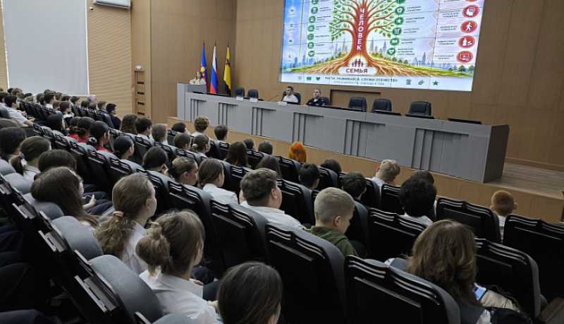 В Краснодарском крае правоохранители провели для школьников урок по кибербезопасности