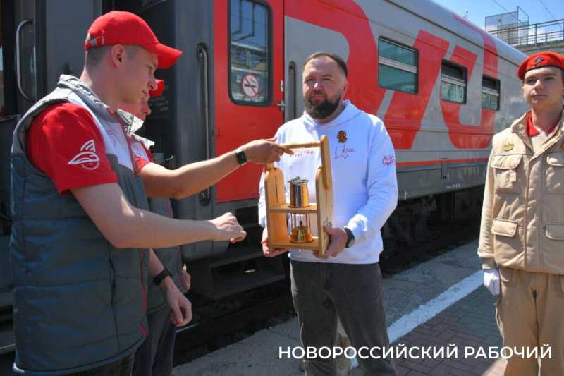 В Новороссийск привезли частицу Вечного огня, взятого у Кремлевской стены. Фоторепортаж «НР»